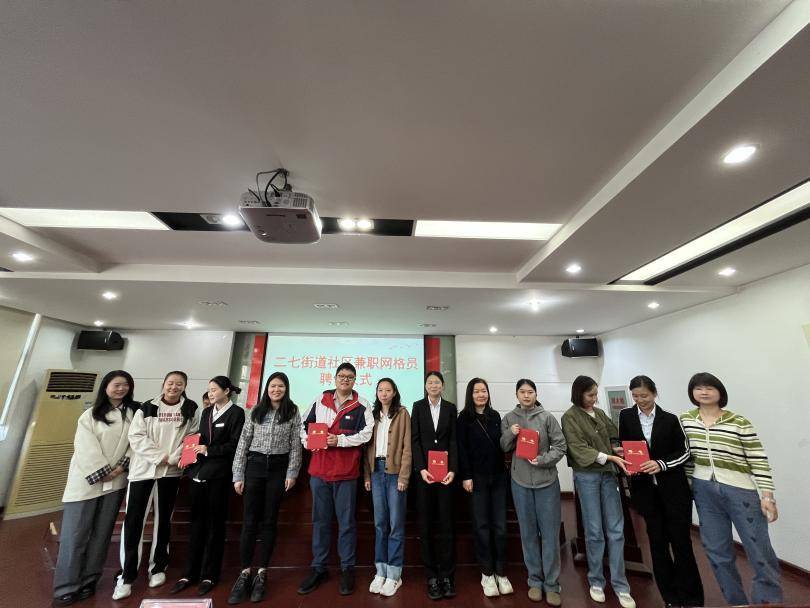 (1031）物业楼管员担任社区兼职网格员，激活社区治理新动能.docx