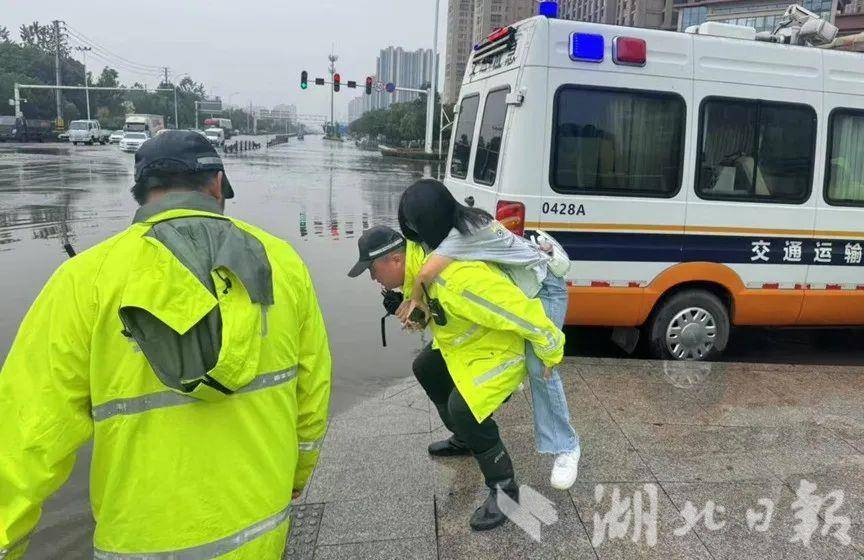 咸宁民警救助被积水困住的群众。