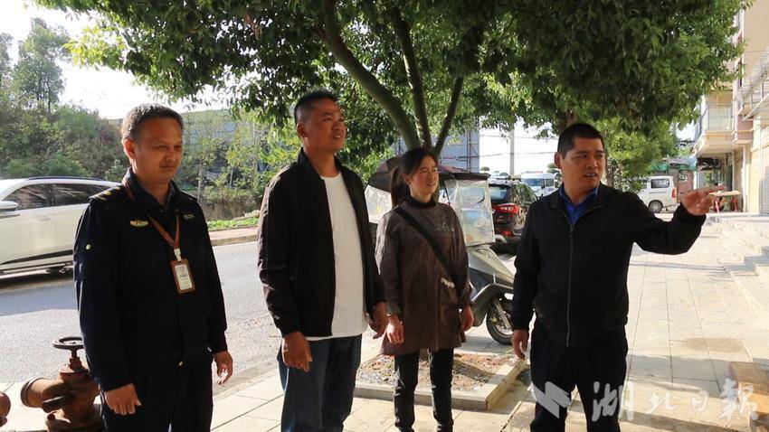 蕲春县城管执法局劝导废品回收商规范经营