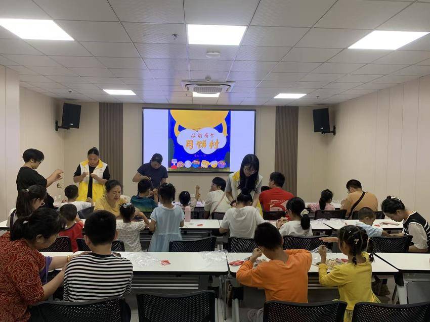 （1009）绘本故事汇带领小读者共庆双节.doc