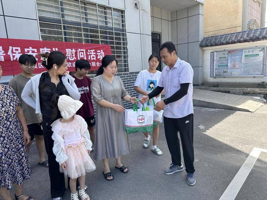 襄城区欧庙镇工会开展”工会送清凉 防暑保安康“活动.docx