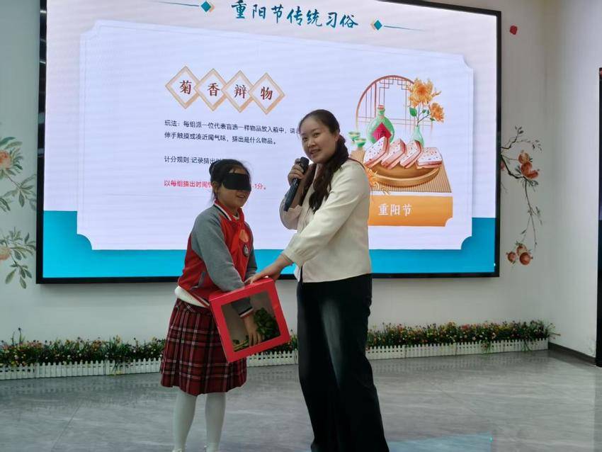 重阳享童趣邻里伴安康  老少同乐共庆佳节.docx