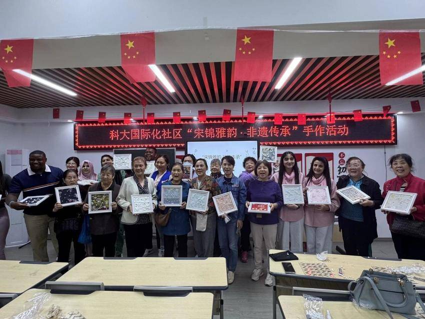 10.23（改1）让非遗文化“走出去”！中外居民制作宋锦珍珠画.docx