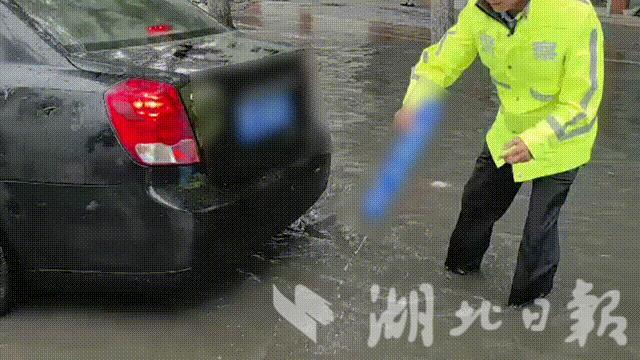 民警帮助驾驶人捡拾掉落的车辆号牌，并及时归还。