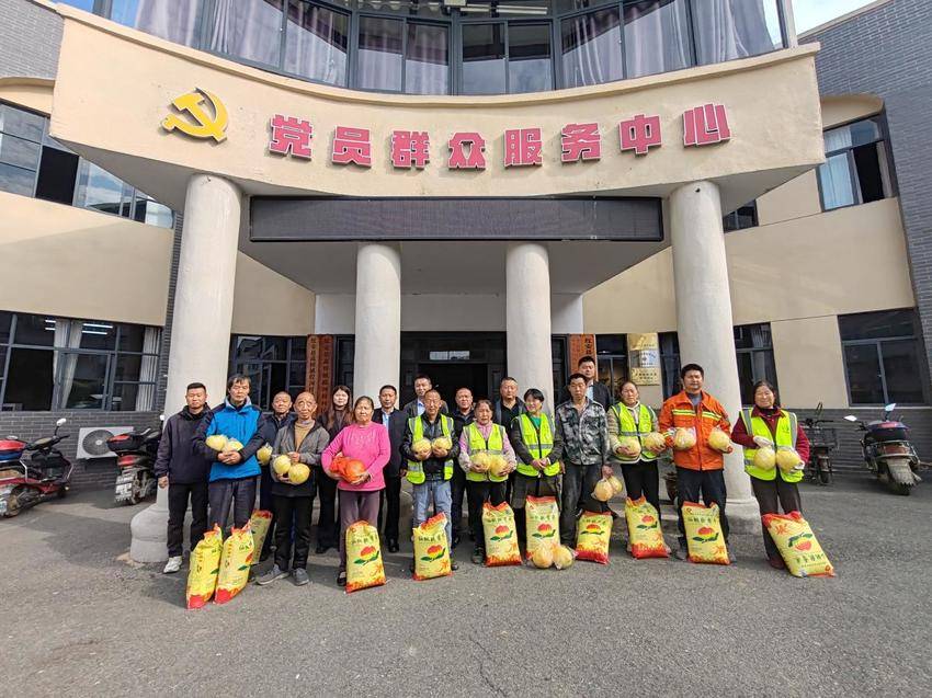 程河村工会驿站开展慰问活动 情暖一线工作者.docx