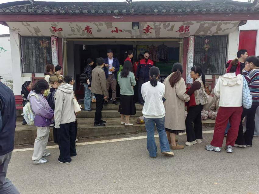 黄冈师范学院商学院党员师生赴红安知青茶场开展参观学习活动.doc