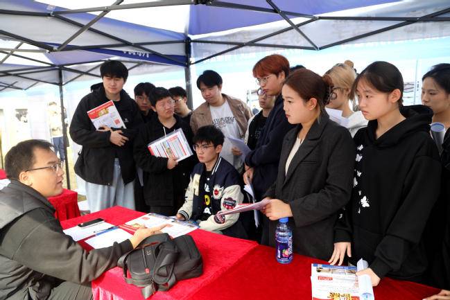 323家企业携近2万岗位聚武职“抢才”：搭建高质量就业桥梁，助力2026届学子踏浪启程.docx