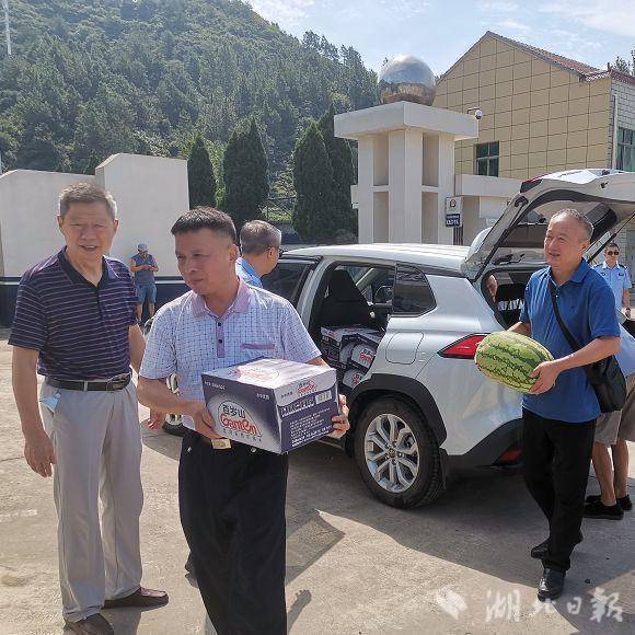 热浪滚滚送清凉 丝丝关怀暖警心