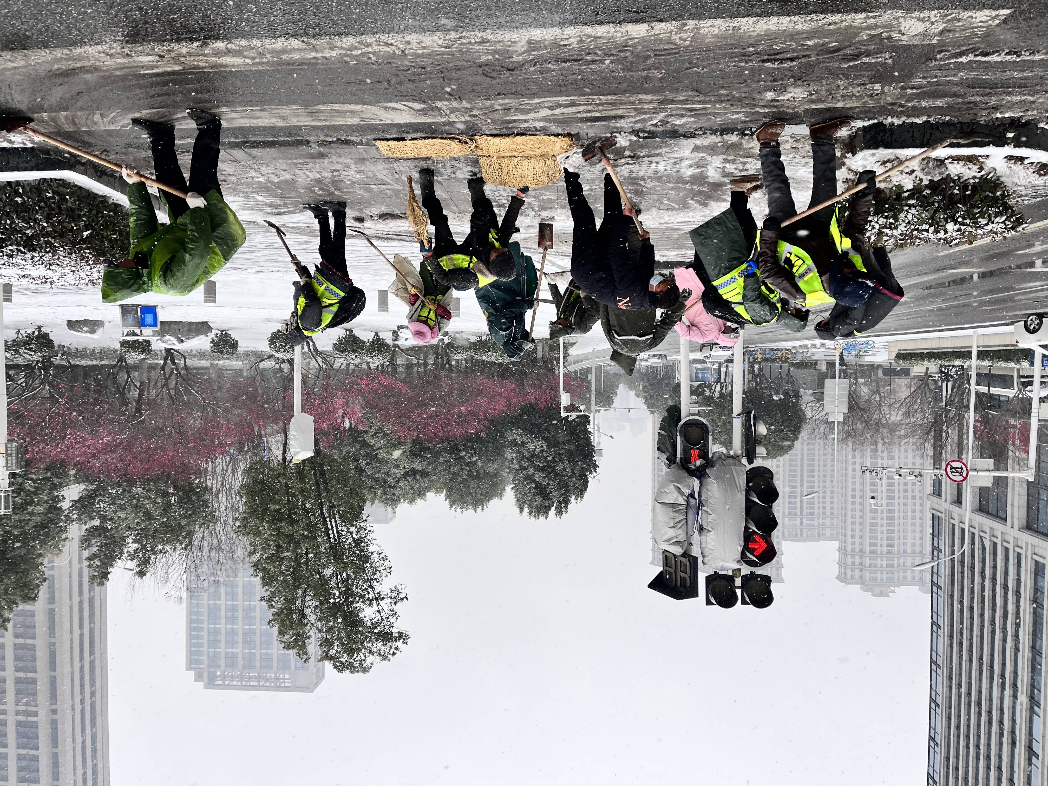 武汉连夜攻坚除冰雪，主次干道全线畅通无阻