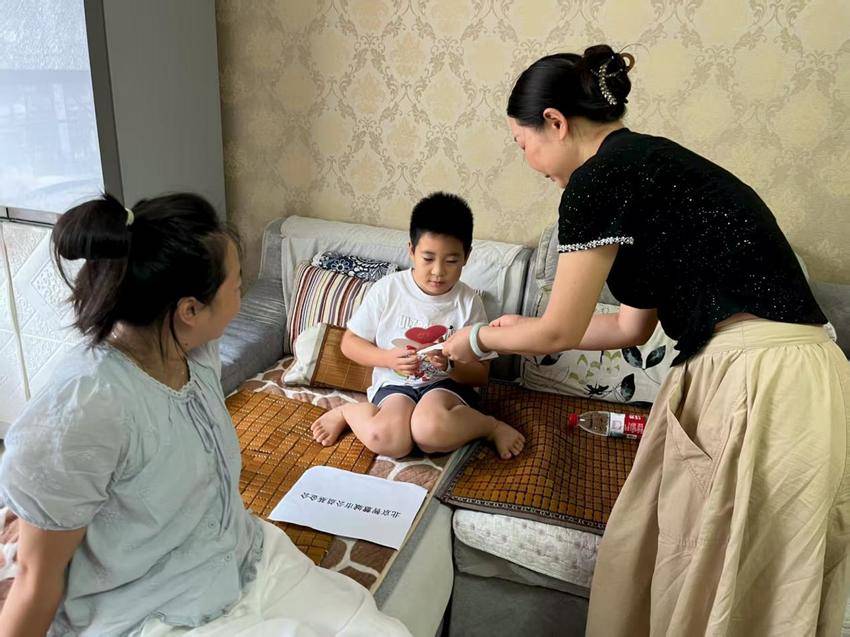 邻里携手暖人心 孝联万户爱相连.docx