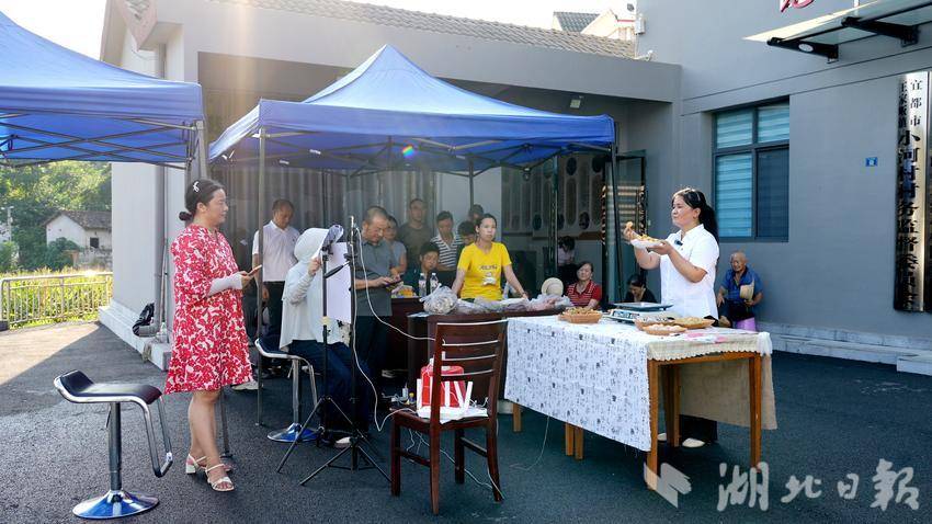 手机变身“新农具” 村干部直播带货激活乡村经济 - 湖北日报新闻客户端
