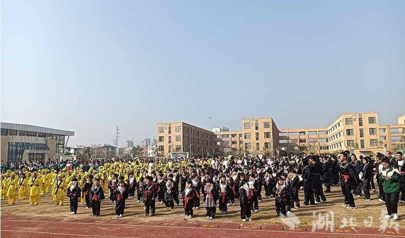 图文 麻城市第二幼儿园举办亲子主题运动会.doc