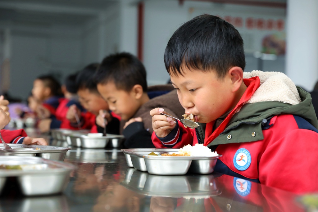 咸丰县小村乡民族中心小学的学生正在吃排骨 （文朝顺 摄）.jpg