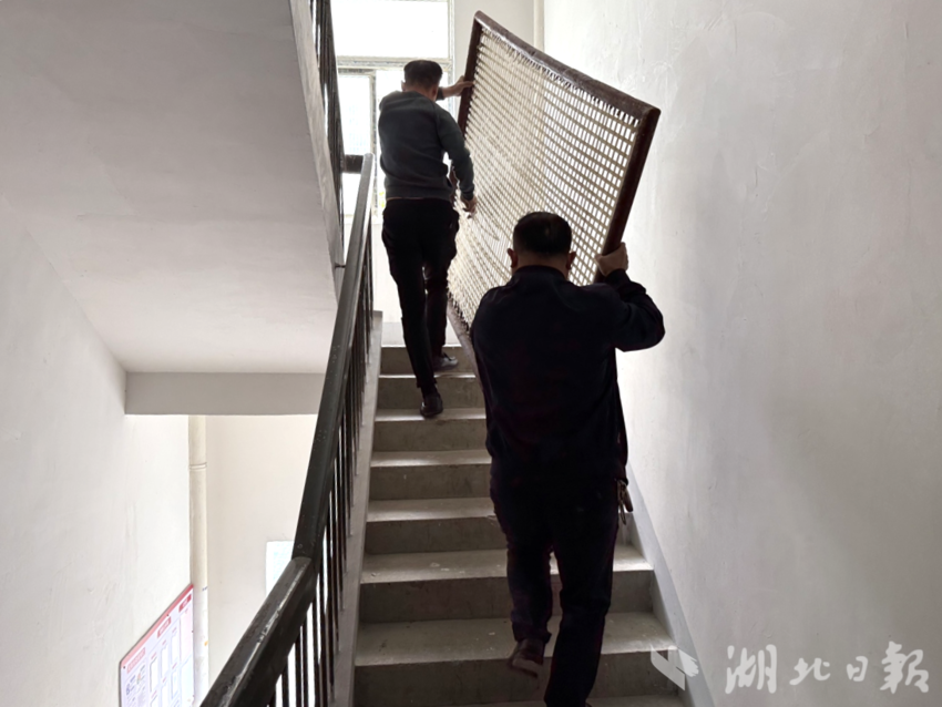 极端天气来袭，老旧房屋屋顶被掀.docx