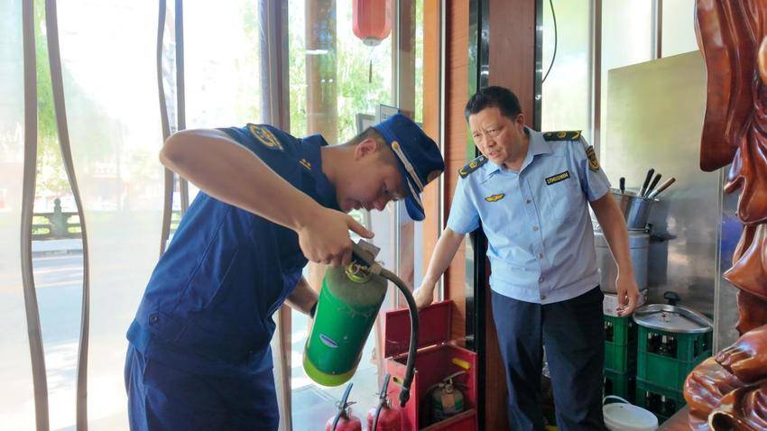 武当山开展消防和燃气安全夜查专项整治行动.docx