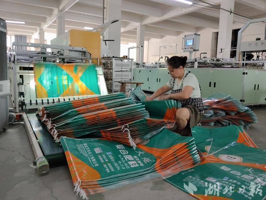 高温下恒龙塑业生产车间一派繁忙.docx