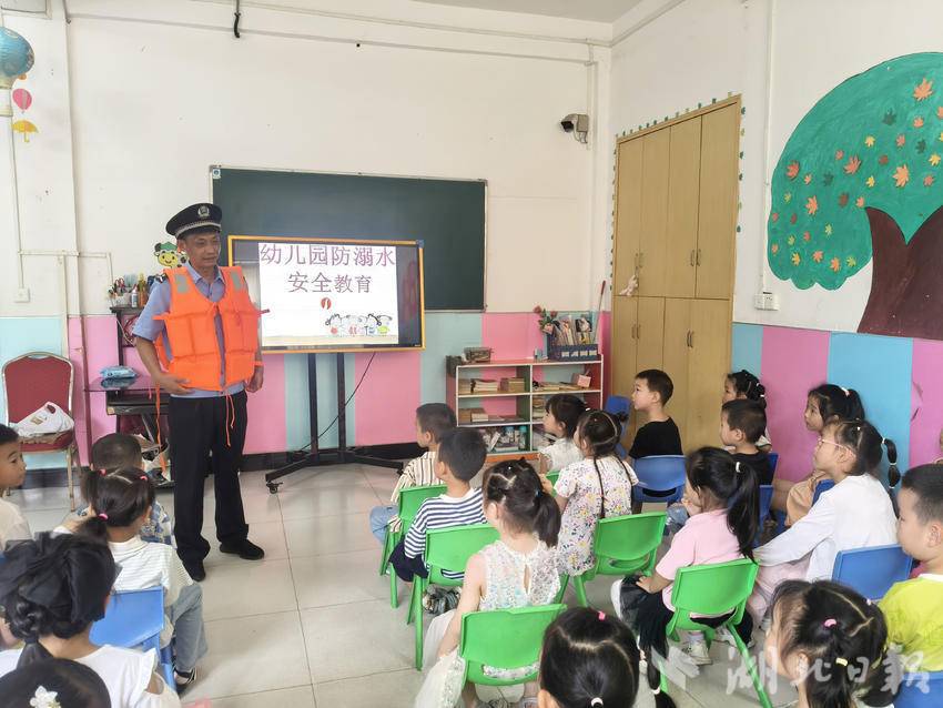 讲授救生设备使用方法