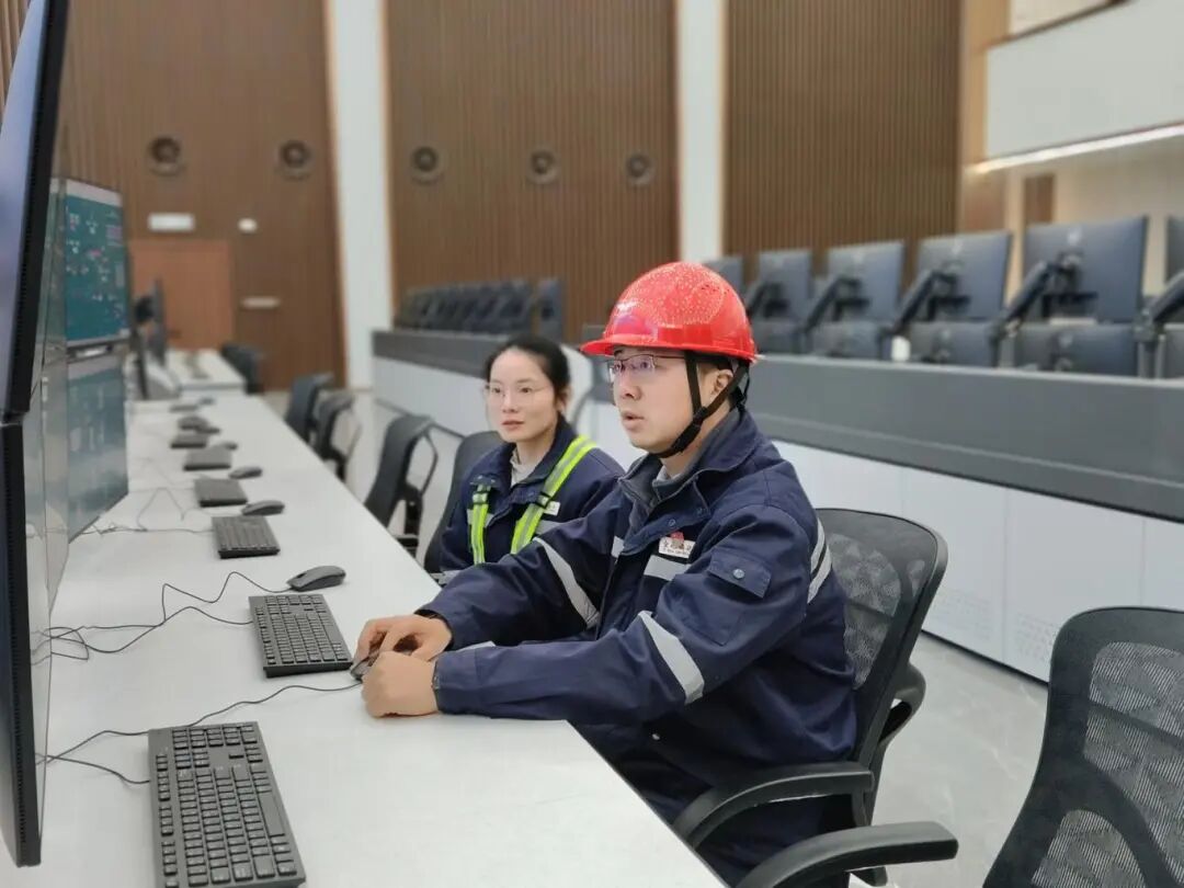 席军利（右）对操作员进行指导培训。三峡商报记者 赵璟一 通讯员 董丹 摄.jpg