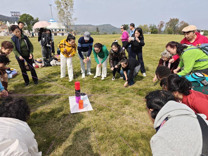 金色暖阳踏秋韵  邻里情深筑和谐.doc