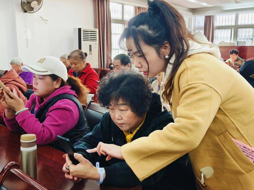 银发指尖“潮”操作，解锁生活“新”密码 .doc