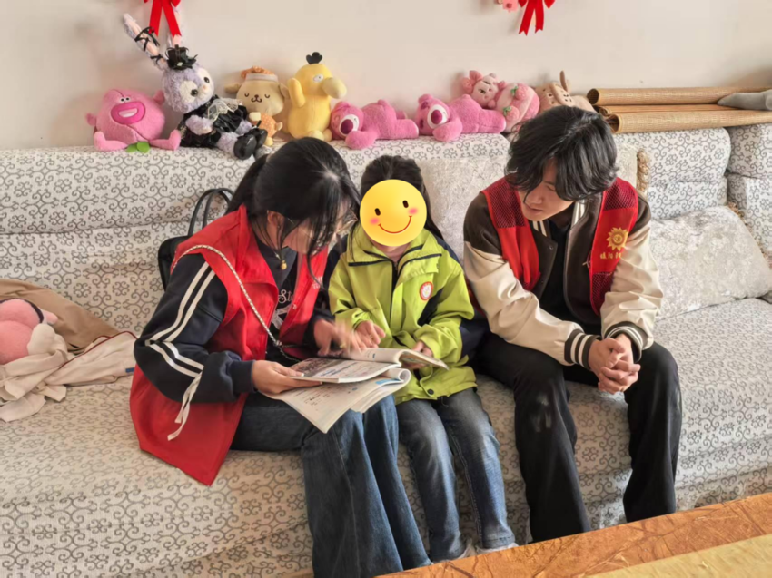 守望红色热土 拥抱红安童心.docx