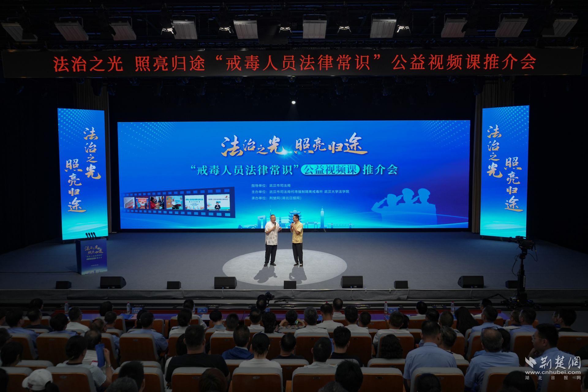 相声表演《禁毒说》  熊子恒 摄