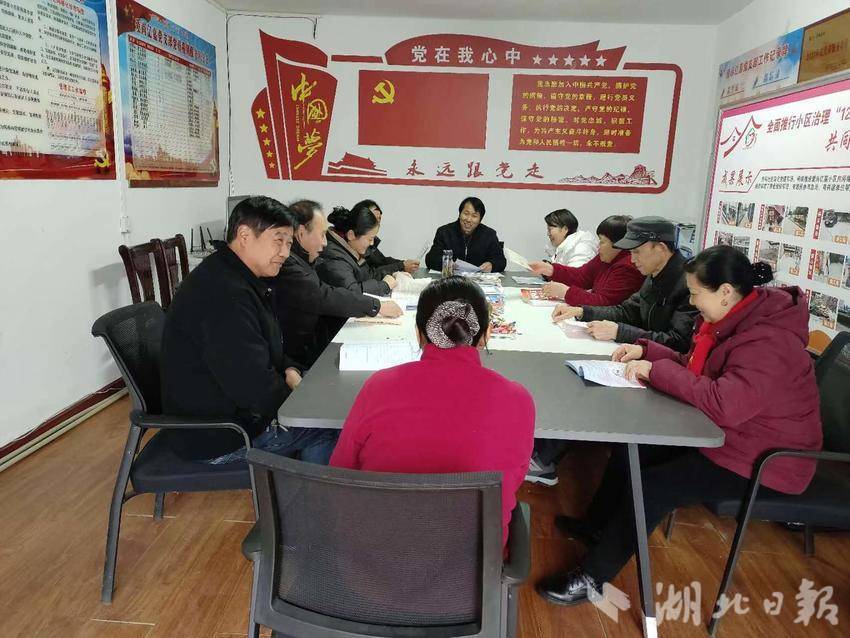 鱼岳镇东街社区：“我为社区献一计” 共谋治理新路径.doc
