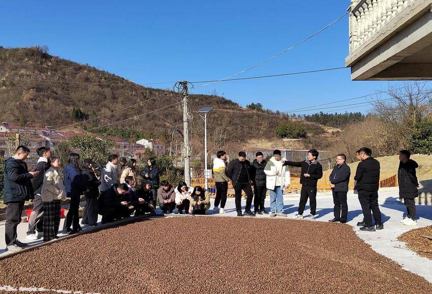 国情调研察民情 笃行实干助发展——丹江口市组织到村任职选调生开展国情调研活动.docx