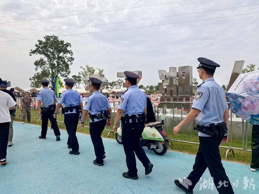 警方护航梁子湖区首届螃蟹文化节