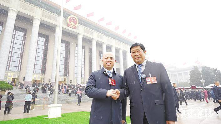 ▲2026年全国两会期间,全国人大代表闵洪艳(右)、汪玉成在人民大会堂前合影。