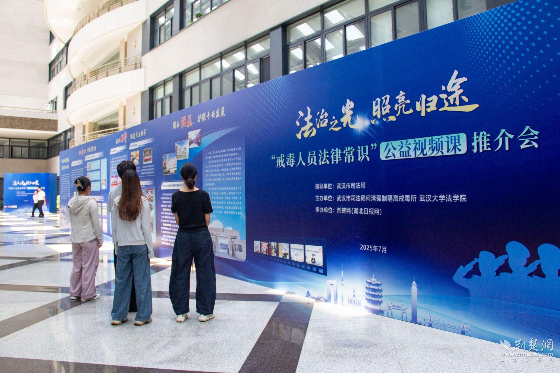 参观展板  记者肖慧婷 摄