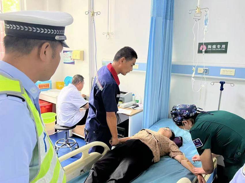 老太突发疾病昏迷倒地 交警紧急送医转危为安