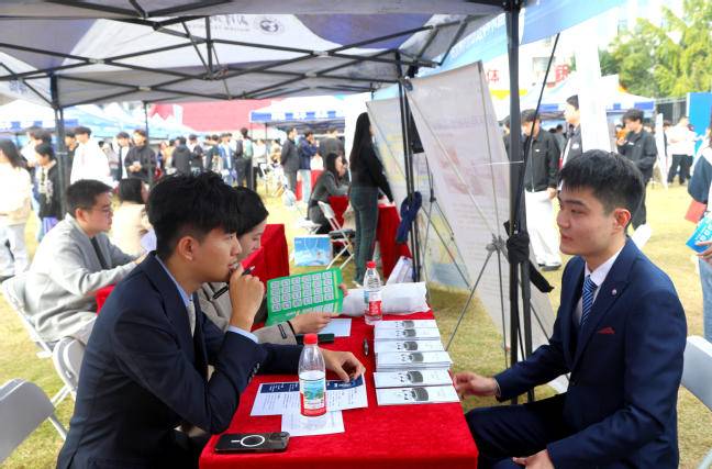 323家企业携近2万岗位聚武职“抢才”：搭建高质量就业桥梁，助力2026届学子踏浪启程.docx