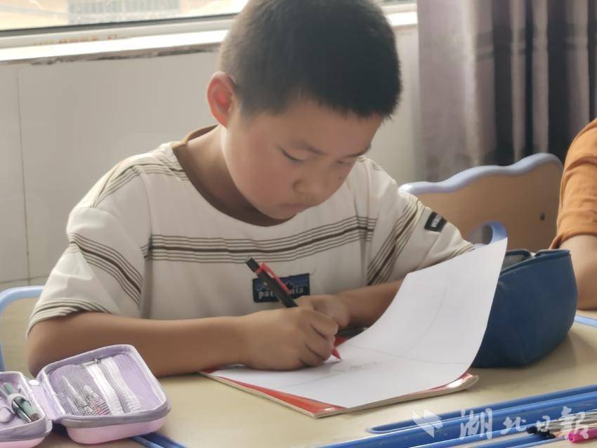 学生专注作画（戴露供图）        