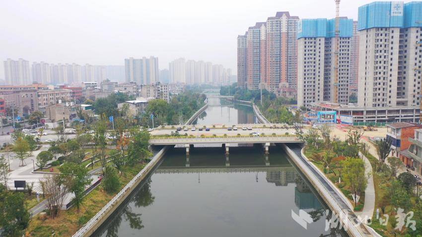 横跨雷溪河的公路桥