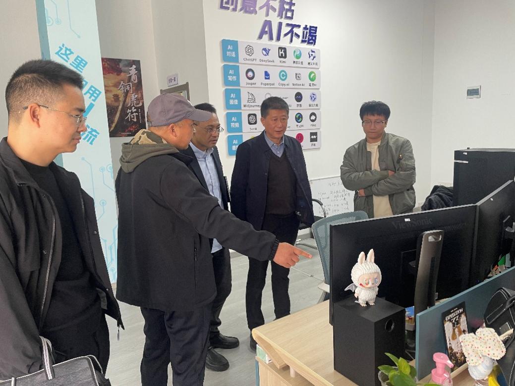 一群人站在桌子旁边&#xA;&#xA;AI 生成的内容可能不正确。