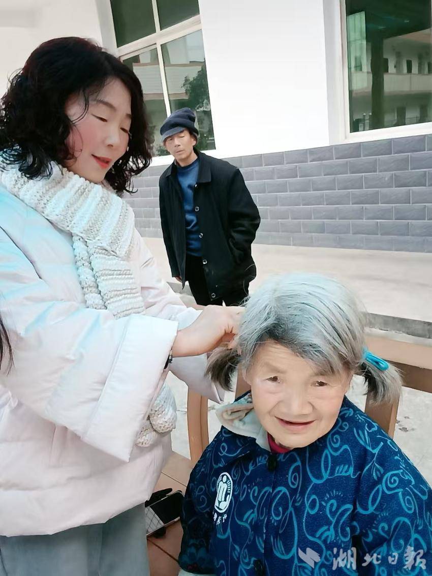 水坪镇开展“情暖夕阳红”巾帼助老志愿服务活动.docx