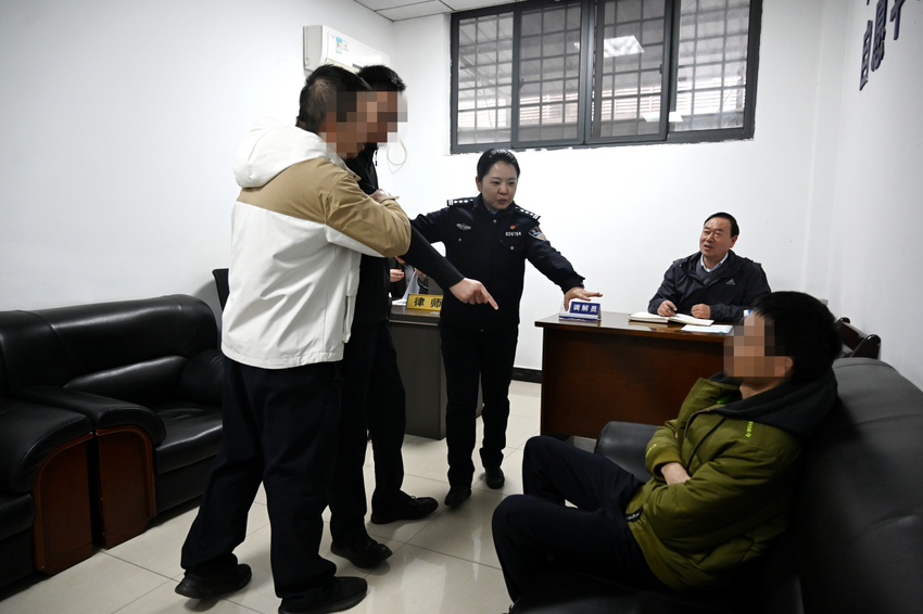 20251216派出所里的“调解室” 让纠纷化解更有温度.docx