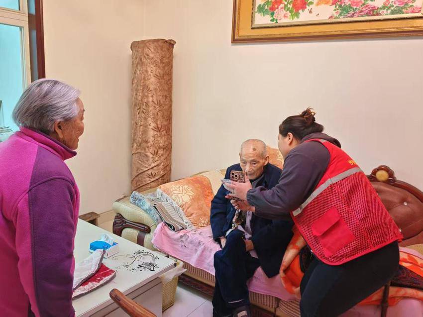 网格员进小区“暖心代办”2025.10.29.doc