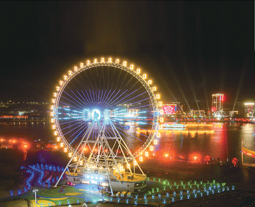 丹江口市“沧浪之星”摩天轮点亮璀璨夜空。通讯员涂大明摄.png