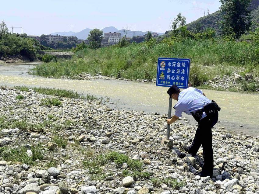 民警在重点水域设置警示牌（通讯员敦碧星 摄）