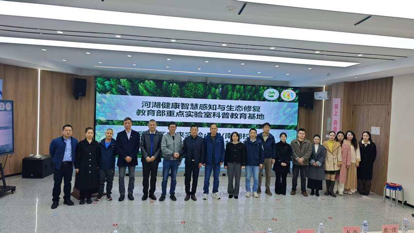 12.10  （投稿湖北日报）高校科研赋能小学科学教育  生态科普点亮南湖少年科学梦通讯稿钱宏昆、余燕丽18062506807-gj.doc