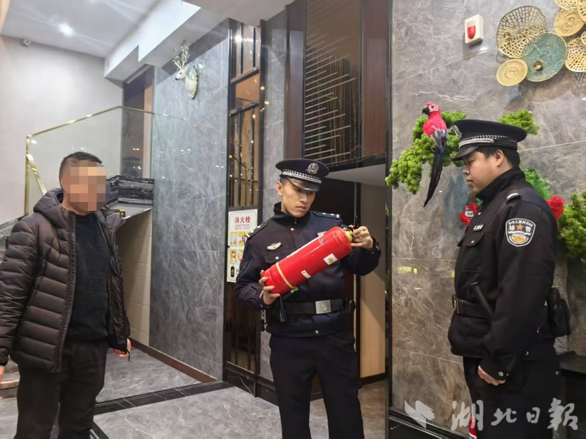 民警检查消防安全隐患