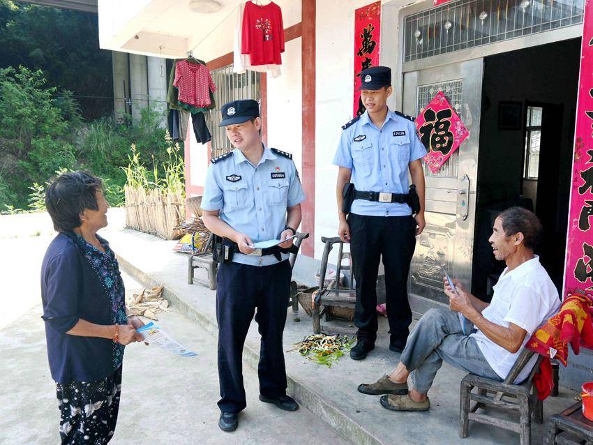 民警走进农家宣传反诈知识