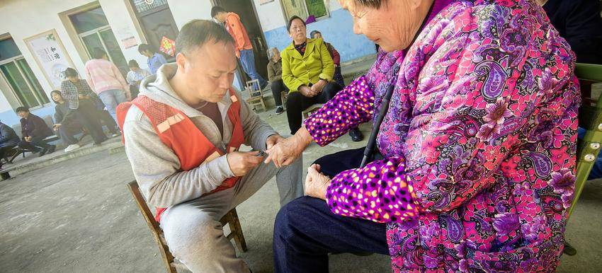 罗家桥街道：劳模引领，群团助力！新业态力量温暖老人心.docx