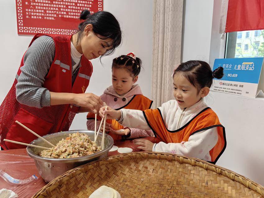 “重阳敬老饺香传情·社区同心共话安康”双桥社区用爱暖了老人心（图文）.docx