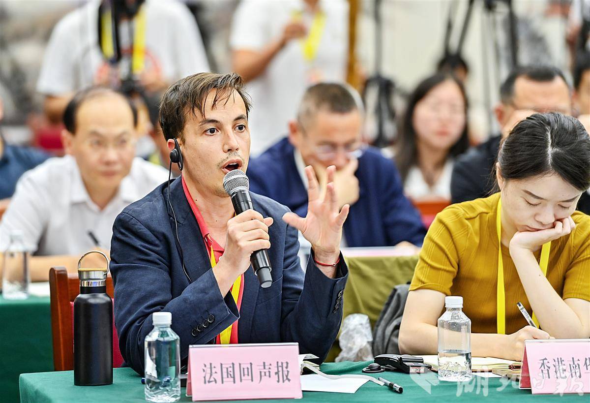 法国回声报记者提问。（湖北日报全媒记者 朱熙勇 摄）