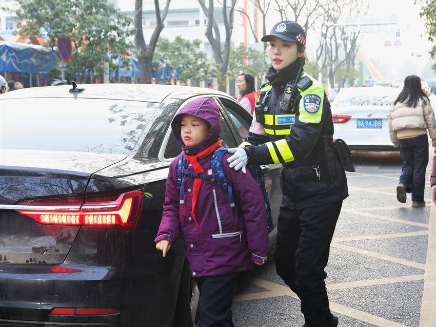 警快骑队员护送学生入校