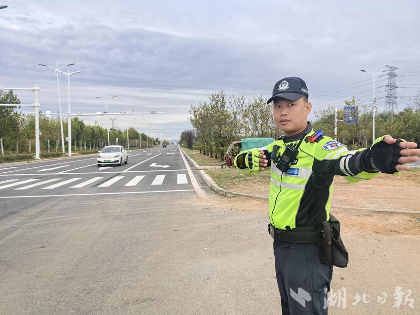 胡子昂在路面执勤