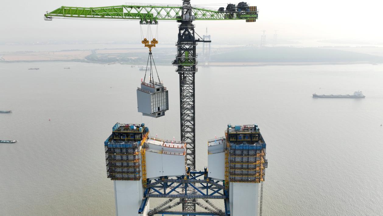 【交通强国】世界最高悬索桥索塔中横梁精准合龙.docx